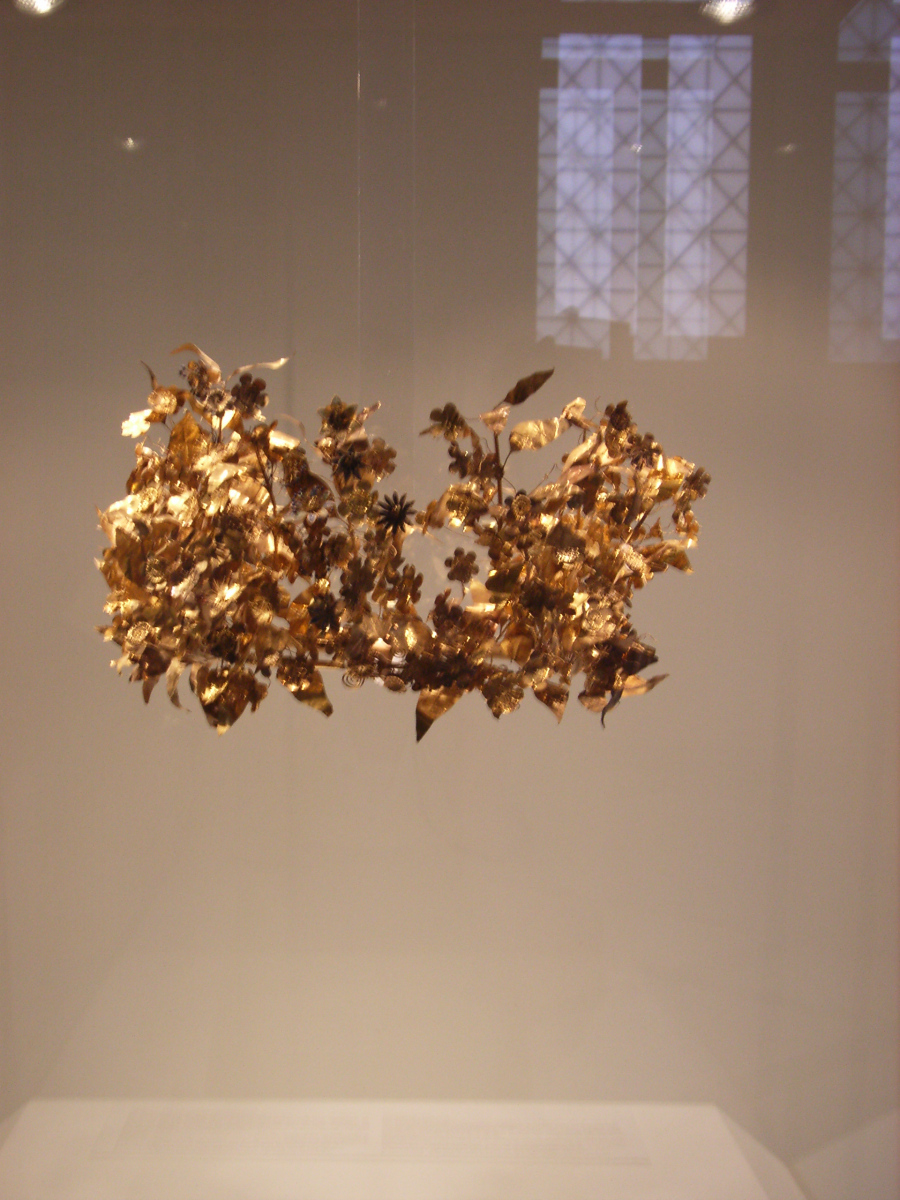 Prachtige gouden kroon in het museum